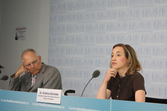 Familienministerin Kristina Schr&ouml;der stellte zusammen mit Finanzminister Wolfgang Sch&auml;uble (beide CDU) am 20. Juni in Berlin die Evaluationsergebnisse zu familienpolitischen Leistungen vor.