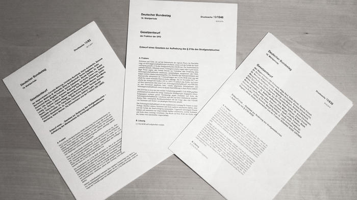 Die Gesetzentw&uuml;rfe der Bundestagsfraktionen der Linken, SPD und B&Uuml;NDNIS 90/Die Gr&uuml;nen. - Bild: zwd