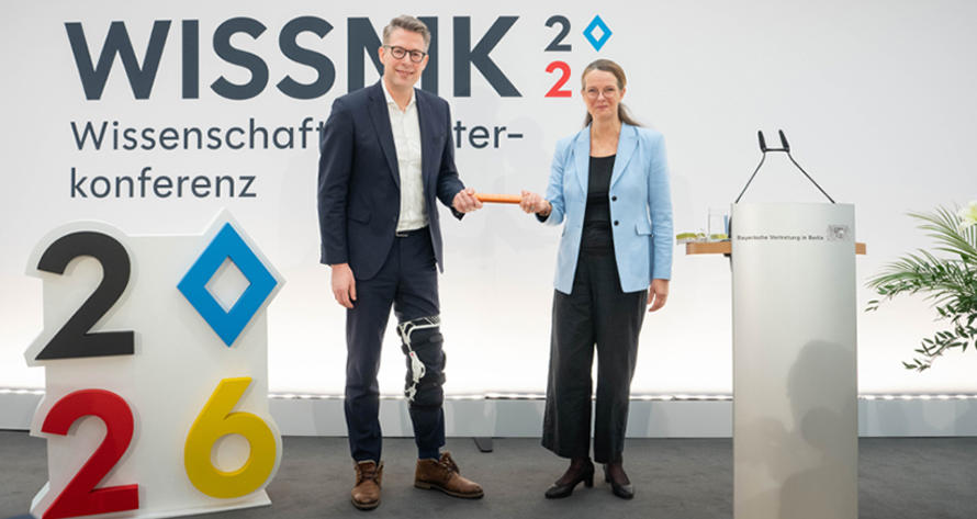 Stab&uuml;bergabe in der WissenschaftsMK: Minister Blume (BY) und Ministerin Martin (MV). Bild &copy; StMWK/Axel K&ouml;nig
