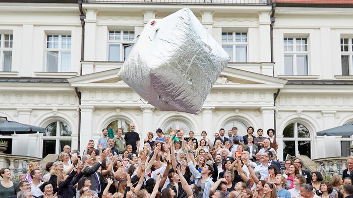 Die Preistr&auml;ger*innen vor dem Schloss Genshagen - Bild: Ren&eacute; Arnold