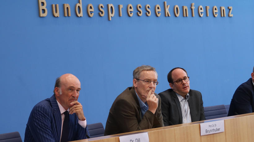 Die Experten zur Finanzierung der UN-Ziele: Dr. Alexander Dill, Prof. Dr. Dr. Stefan Brunnhuber und Wolfgang Obenland (v.l.n.r.). - Bild: zwd