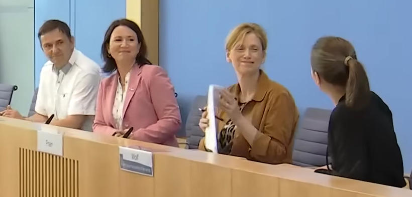 Bundespressekonferenz: Vorstellung des Kinderreports 2026 (Livestream BPK) v.l.n.r.: Holger Hofmann, Anja Siegesmund, Karin Prien und Jana Wolf (BPK)