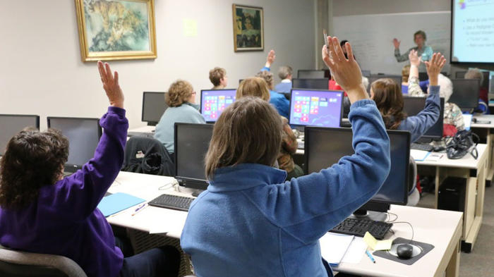 Auszubildende lernen in der Berufsschule. - Bild: PxHere