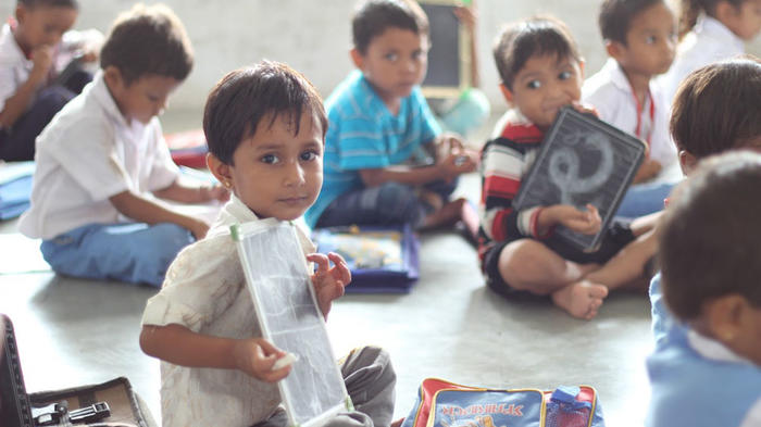 Kinder in Indien beim gemeinsamen Lernen - Bild: PxHere