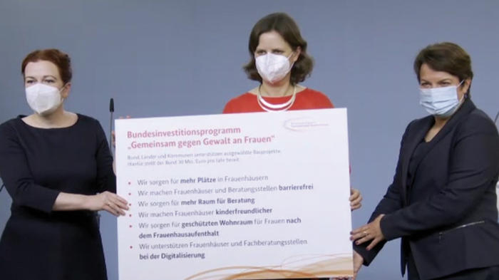 (von links nach rechts:) Katja D&ouml;rner, OB'in Bonn, Staatssekret&auml;rin Juliane Seifert (BMFSFJ),  Ministerin Stefanie Drese (MV) zogen Bilanz