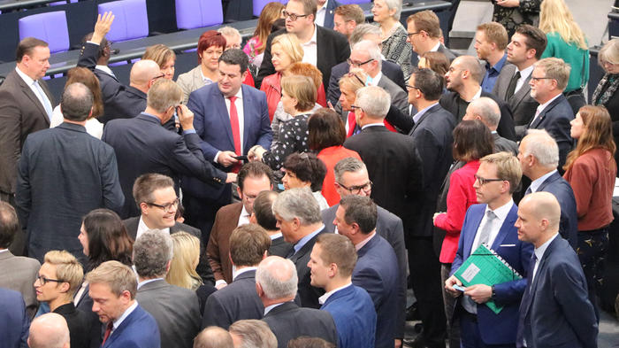 &Uuml;ber die Grundgesetz&auml;nderung stimmten die Bundestagsabgeordneten namentlich ab. - Bild: zwd