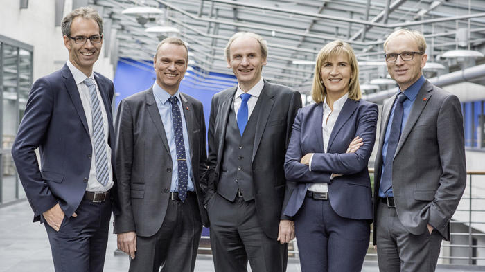 Vier M&auml;nner und nur eine Frau: So ist die Leitung der deutschen FHs und HAWs im Durchschnitt verteilt. - Bild: Julia Bergmeister
