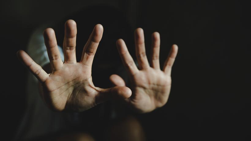 Mehr Frauen wurden 2025 als Opfer von Vergewaltigungen registriert. - Bild: Vecteezy/ Thai Noipho