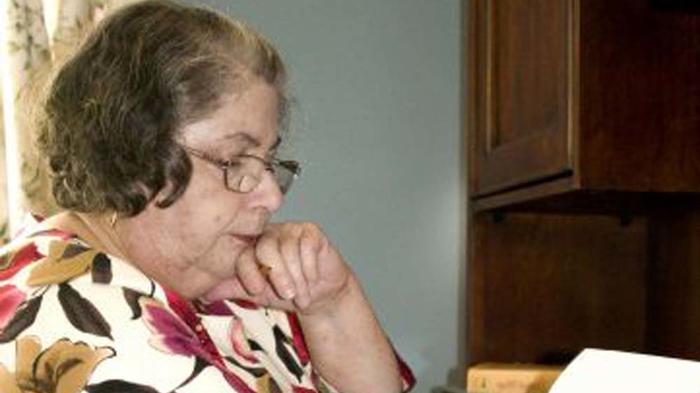 &Auml;ltere Frau in ihrer Wohnung - Bild: Pixnio