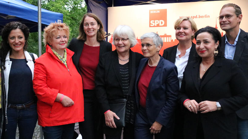 Cansel Kiziltepe, Mechthild Rawert, Katarina Barley, Irmela Mensah-Schramm, Ute Finck-Krämer, Eva Högl, Dilek Kolat, Michael Müller - Bild: zwd