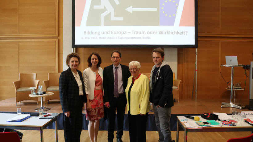 GEW-Vize Andreas Keller (Mitte) mit den Europakandidat*innen Nicola Beer (FDP), Katarina Barley (SPD), Martina Michels (Linke) und Erik Marquardt (Grüne, v.l.n.r.) auf der GEW-Fachtagung. - Bild: zwd