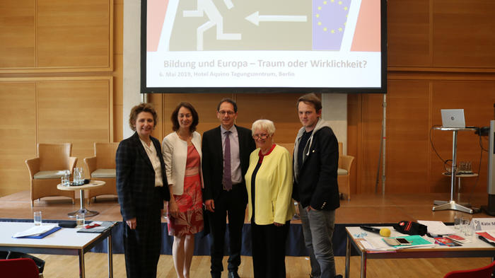 GEW-Vize Andreas Keller (Mitte) mit den Europakandidat*innen Nicola Beer (FDP), Katarina Barley (SPD), Martina Michels (Linke) und Erik Marquardt (Gr&uuml;ne, v.l.n.r.) auf der GEW-Fachtagung. - Bild: zwd