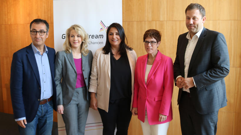 Stellten die Initiative im Haus der Commerzbank neben dem Brandenburger Tor vor: Cem Özdemir (MdB, Grüne), FDP-Generalsekretärin Linda Teuteberg, Gründerin Düzen Tekkal, CDU-Vorsitzende Annegret Kramp-Karrenbauer und SPD-Generalsekretär Lars Klingbeil (v.l.n.r.). - Bild: zwd