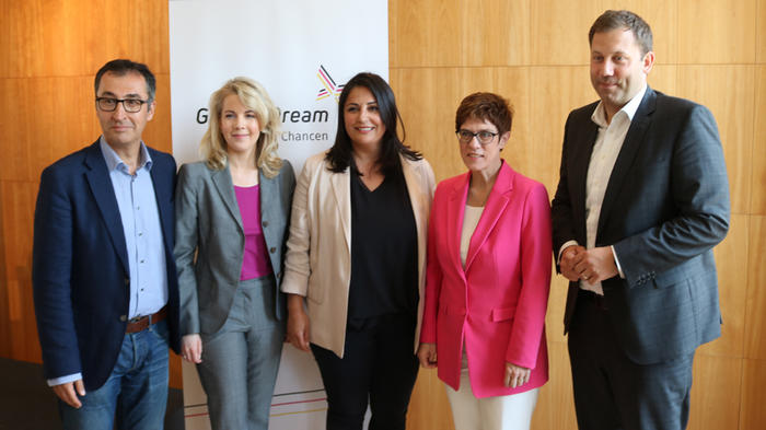 Stellten die Initiative im Haus der Commerzbank neben dem Brandenburger Tor vor: Cem &Ouml;zdemir (MdB, Gr&uuml;ne), FDP-Generalsekret&auml;rin Linda Teuteberg, Gr&uuml;nderin D&uuml;zen Tekkal, CDU-Vorsitzende Annegret Kramp-Karrenbauer und SPD-Generalsekret&auml;r Lars Klingbeil (v.l.n.r.). - Bild: zwd