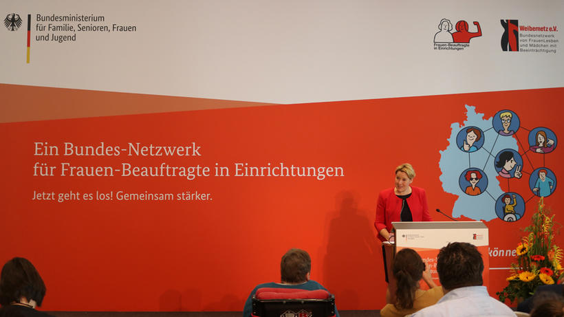Bundesministerin Giffey bei der Vorstellung des neu gegründeten Bundesnetzwerkes der Frauenbeauftragten in Einrichtungen - Bild: zwd