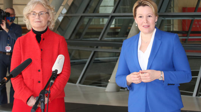 Die Ministerinnen Lambrecht und Giffey (SPD) hatten die Grundgesetz&auml;nderung auf den Weg gebracht