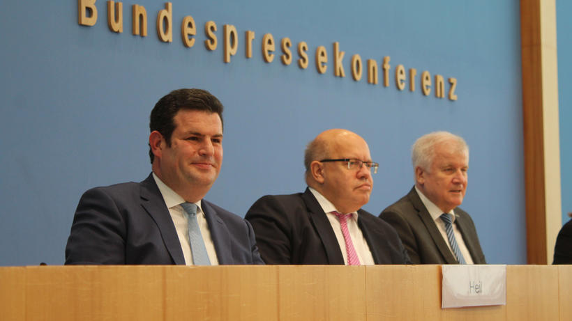 Stellten das Eckpunktepapier in der Bundespressekonferenz vor: Hubertus Heil (SPD), Peter Altmaier (CDU) und Horst Seehofer (CSU) (v.l.n.r.). - Bild: zwd