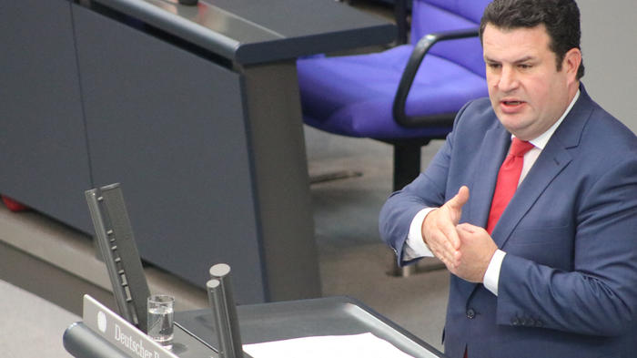 Bundesarbeitsminister Hubertus Heil (SPD) stellte im Bundestag seinen Gesetzentwurf zur Br&uuml;ckenteilzeit vor. - Bild: zwd