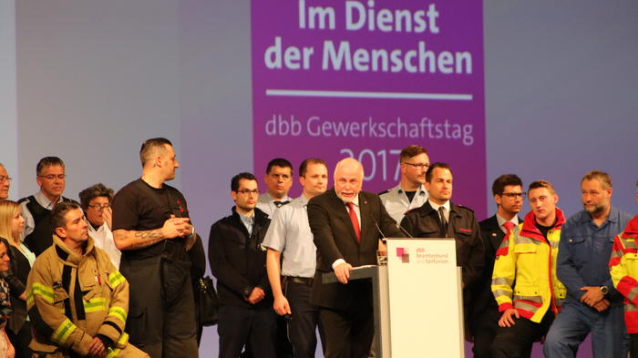 Der neue dbb-Bundesvorstand Ulrich Silberbach (am Pult) auf dem Gewerkschaftstag 2017. - Bild: zwd