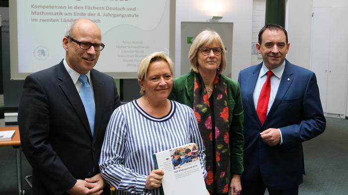 Hamburgs Schulsenator Ties Rabe (SPD), KMK-Pr&auml;sidentin Susanne Eisenmann (CDU), Studienleiterin Prof.&acute;in Petra Stanat und Hessens Wissenschaftsminister Prof. Alexander Lorz (CDU, v.l.n.r.) - Bild: zwd