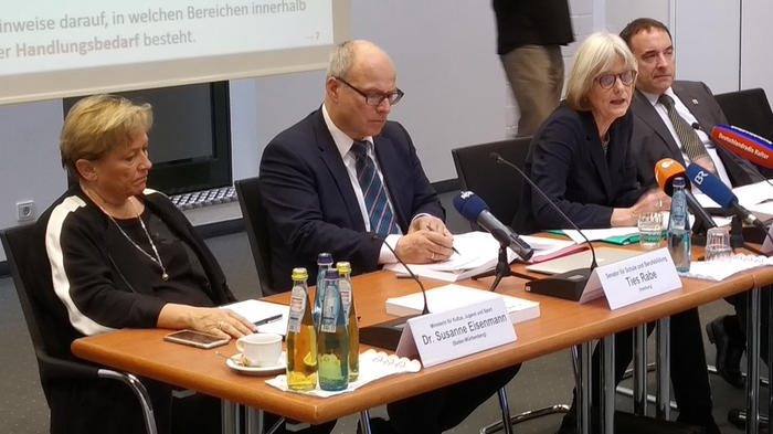 B-L&auml;nder-Koordinatorin Susanne Eisenmann, A-L&auml;nder-Koordinator Ties Rabe, Studienleiterin Prof.`in Petra Stanat und KMK-Pr&auml;sident Prof. Alexander Lorz (v.l.n.r.). - Bild: zwd