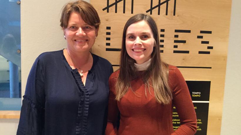 Kristin Hjálmtýsdóttir (Rotes Kreuz Island, links) und Katrín Jakobsdóttir (isländische Ministerpräsidentin). - Bild: zwd