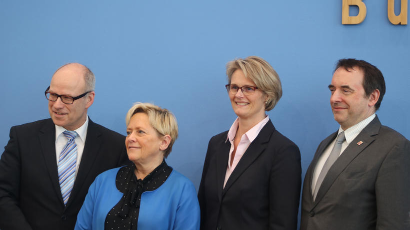 Freuen sich, dass der DigitalPakt die letzte parlamentarische Hürde genommen hat (v.l.n.r.): Hamburgs Schulsenator Ties Rabe (SPD), Kultusministerin Susanne Eisermann (CDU, Baden-Württemberg), Bundesbildungsministerin Anja Karliczek (CDU) und Prof. Alexander Lorz (CDU), amtierender Präsident der Kultusministerkonferenz und hessischer Kultusminister. Bild von der Bundespressekonferenz am 15. März (c/zwd)