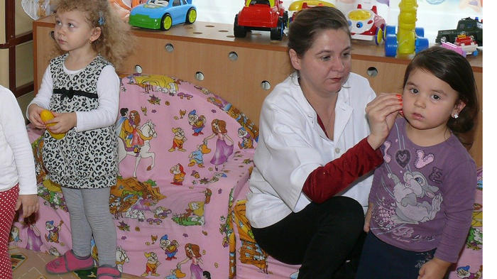 Kinderbetreuung erm&ouml;glicht Frauen eine berufliche Laufbahn und eigenen Verdienst. - Bild: Pixabay