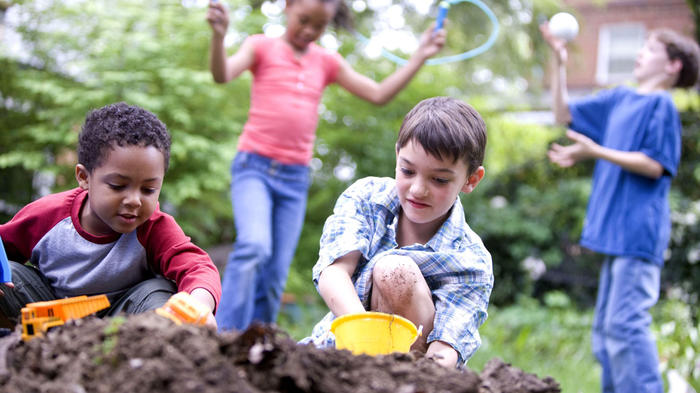 Spielende Kinder - Bild: pixnio