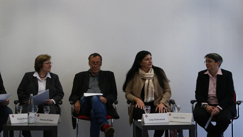 Beate Rudolf (DIMR), Thomas Krüger (bpb), Antje Rothemund (Europarat) und Sandra Reitz (DIMR, vl.n.r.). - Bild: zwd