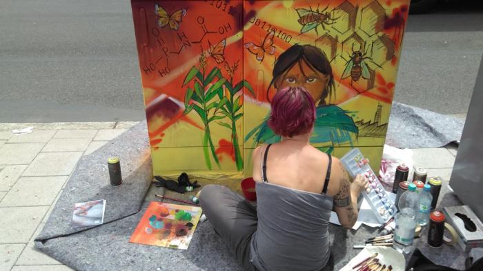 Straßenkünstlerin bei der Arbeit. - Bild: flickr/ HD Valentin