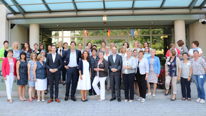 Bild: zwd Der Bundesvorstand des Deutschen Landfrauenverbands mit Christian D&uuml;rr (FDP-Pr&auml;sidiumsmitglied, MdL Niedersachsen), Michael Kellner (Politischer Bundesgesch&auml;ftsf&uuml;hrer B&Uuml;NDNIS 90/DIE GR&Uuml;NEN), Aydan &Ouml;zoğuz (Stellvertretende Parteivorsitzende SPD, MdB), Cornelia M&ouml;hring (Stellvertretende Generalsekret&auml;rin DIE LINKE, MdB), Dr. Peter Tauber (CDU-Generalsekret&auml;r, MdB), Angelika Schorer (MdL Bayern, CSU, Vorsitzende des Ausschusses Ern&auml;hrung, Landwirtschaft und Forsten)