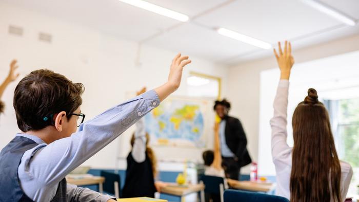 Viele Lehrkr&auml;fte m&ouml;chten, dass mehr Demokratielernen gef&ouml;rdert wird. - Bild: pexels/ Yan Krukau