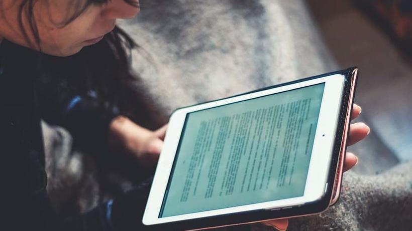 Schüler beim Lernen mit digitaler Technik - Bild Piqsels