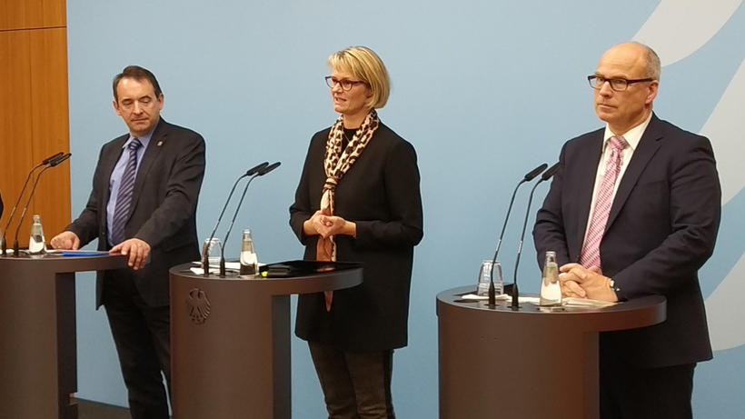 Stellten die neue Bund-Länder-Initiative „Schule macht stark“ im BMBF vor: KMK-Präsident Prof. Alexander Lorz, Bundesbildungsministerin Anja Karliczek (beide CDU) und Hamburgs Schulsenator Ties Rabe (SPD, v.l.n.r.). - Bild: zwd