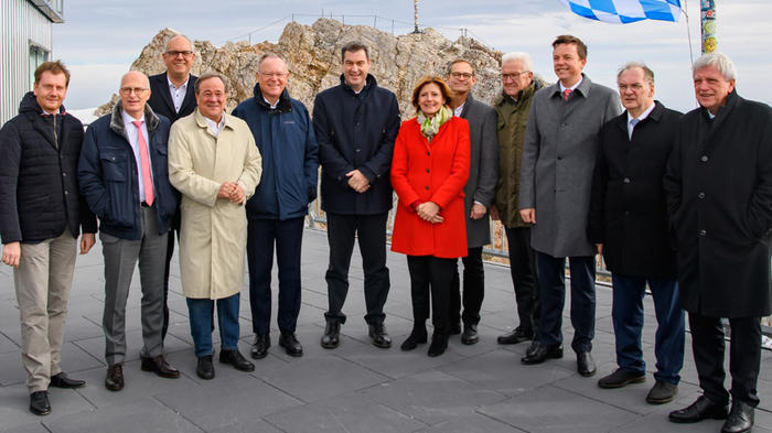 Die Ministerpr&auml;sident*innen auf ihrer Konferenz im bayerischen Elmau. - Bild: Bayerische Staatskanzlei Joerg Koch