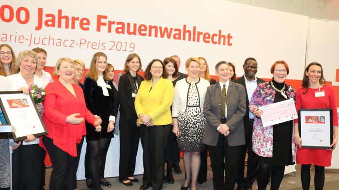 Die Preistr&auml;gerinnen des Marie-Juchacz-Preis beim Empfang zur Preisverleihung mit Andrea Nahles und Franziska Giffey. Bild: zwd