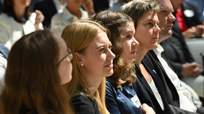 Berichteten auf dem diesj&auml;hrigen Nationalen MINT-Gipfel von ihren Erfahrungen: Beate Albrecht, Auszubildende bei der Siemens AG, Vanessa Westphal, Stipendiatin der Hans-B&ouml;ckler-Stiftung und Valerie Vidal, Preistr&auml;gerin von &bdquo;Jugend forscht&ldquo; (v.l.n.r.). Bild: Nationales MINT Forum