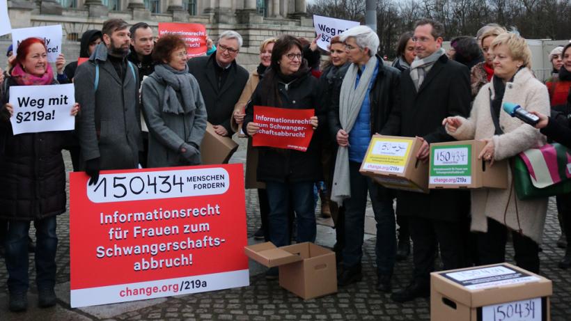 Kristina Hänel überreichte ihre Petition an Sönke Rix, Eva Högl (beide SPD), Cornelia Möhring, Christine Buchholz (beide Linke), Ulle Schauws (Grüne), Katja Suding, Stephan Tomae (beide FDP) und Renate Künast (Grüne). - Bild: zwd