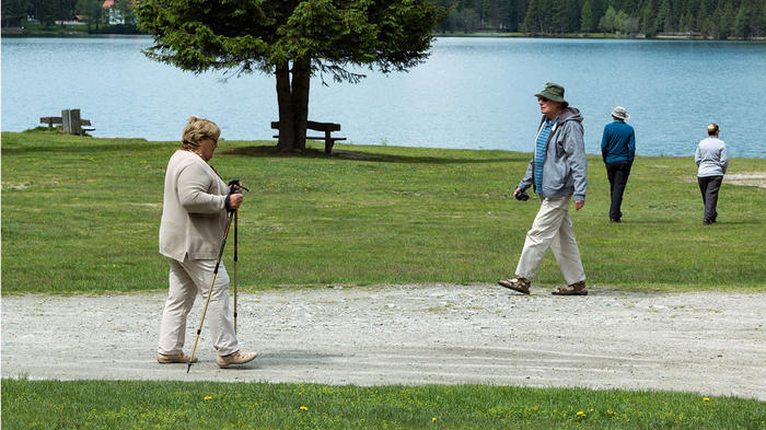 Rentner*innen bei der Erholung im Park - Bild: Pixabay / eberhard grossgasteiger