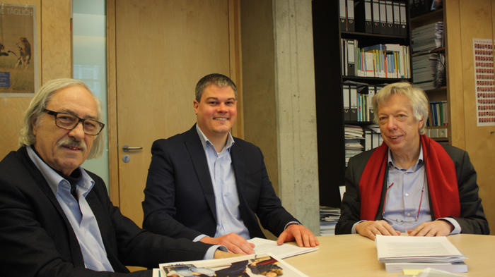 zwd-Chefredakteur Holger H. L&uuml;hrig, Bildungsredakteur Hannes Reinhardt und Dr. Ernst Dieter Rossmann in seinem Berliner Abgeordnetenb&uuml;ro (v.l.n.r.).