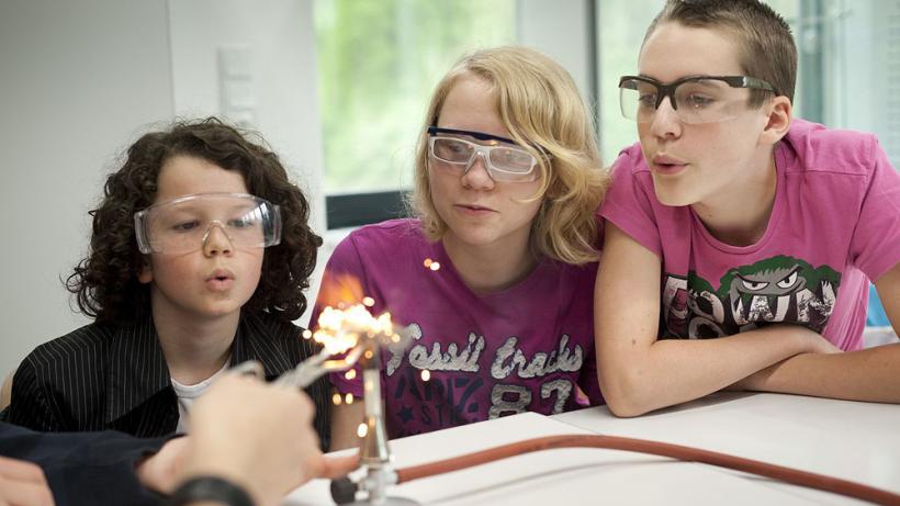 Schüler*innen am Science College Overbach - Bild: wikimedia.org