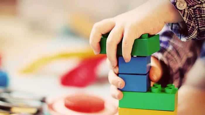 W&auml;hrend halbleere Kitas dichtmachen, sind andere durch Fachkr&auml;fte-Mangel &uuml;berlastet. - Bild: Pikist