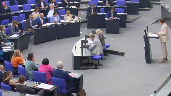 Erste Lesung der 29. BAföG-Novelle: Am Redepult Ministerin Stark-Watzinger