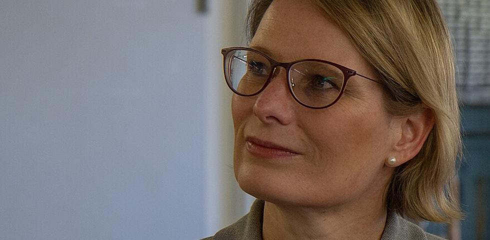 Justizministerin Hubig strebt ein Gesamtkonzept f&uuml;r Gewaltschutz an. - Bild: Wikimedia/ Olaf Kosinsky