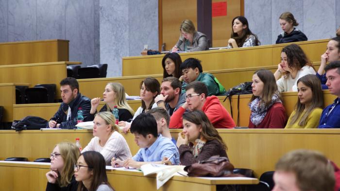 Viele Studierende sind durch hohe Lebenshaltungskosten belastet. - Bild: flickr/ Simon P. Haigermoser