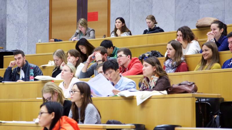 .Viele Studierende leben in einer prek&auml;ren Situation. - Bild: fllickr/ Universit&auml;t Salzburg/ S.P. Haigermoser