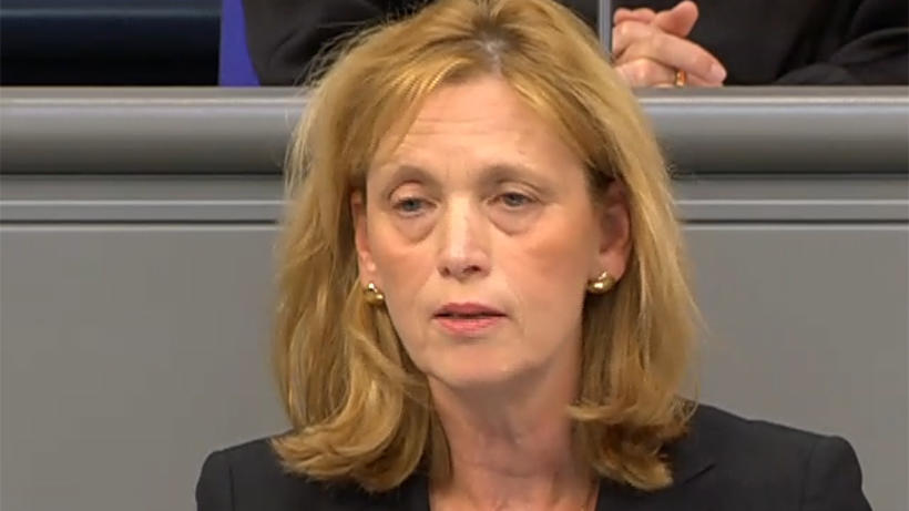 Prien bei der Bundestagsdebatte am 15. Mai (Livestream BTG)