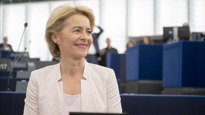 Ursula von der Leyen vor dem Europ&auml;ischen Parlament. - Bild: flickr / European Parliament