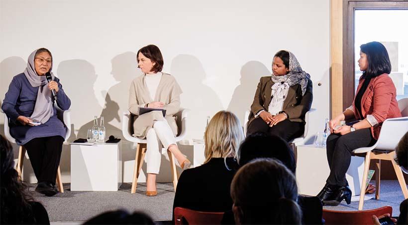 Bildlegende (oben, v.l.n.r.):Habiba Sarabi (ehemalige afghanische Gouverneurin); Außenministerin Baerbock; Nisreen Elsaim (Vorsitzende der Sudan Youth Organization on Climate Change); Nyein Chan May, Menschenrechtsaktivistin aus Myanmar. (Bilder: Photothek.net/Schmitz)